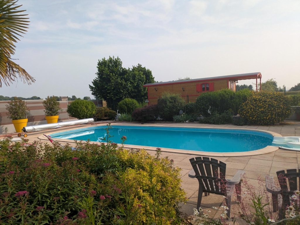 photo de la piscine et de la roulotte