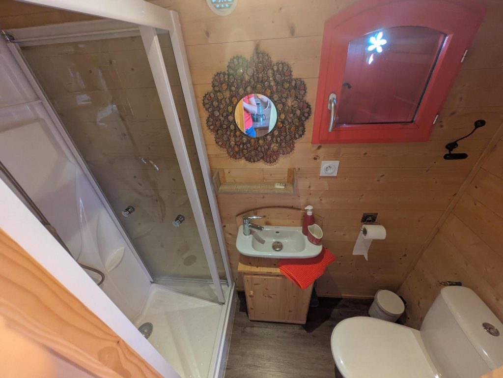 photo de la salle de bain de la roulotte