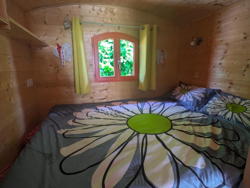 photo du lit de la roulotte