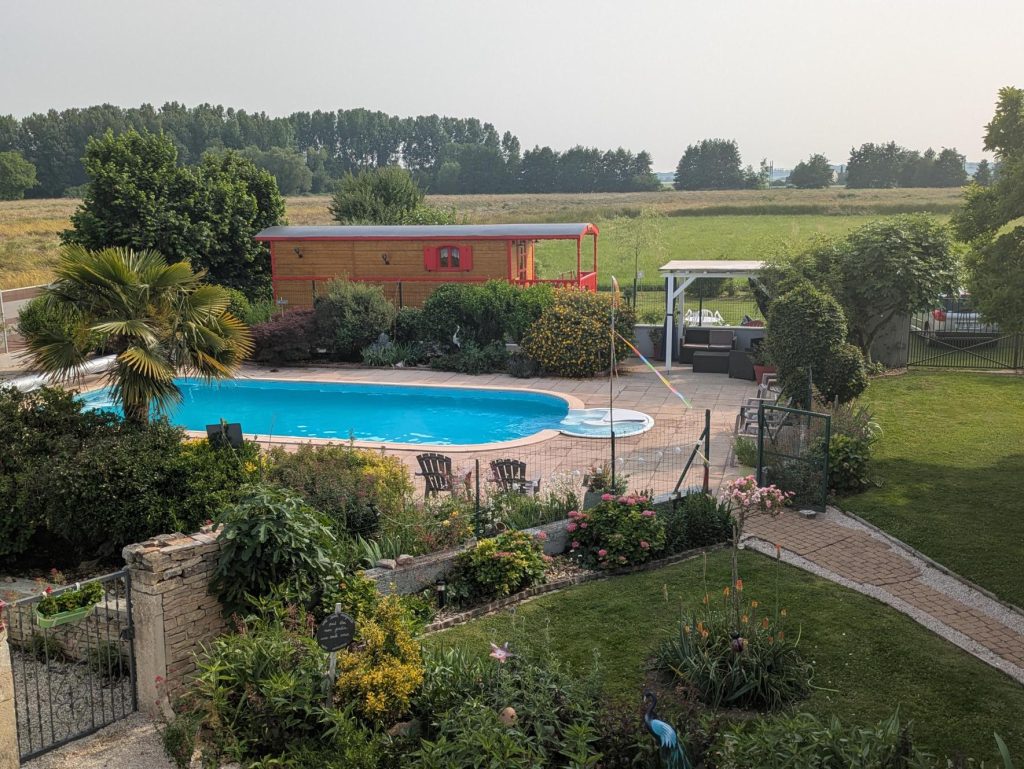 Photo vue piscine et roulotte
